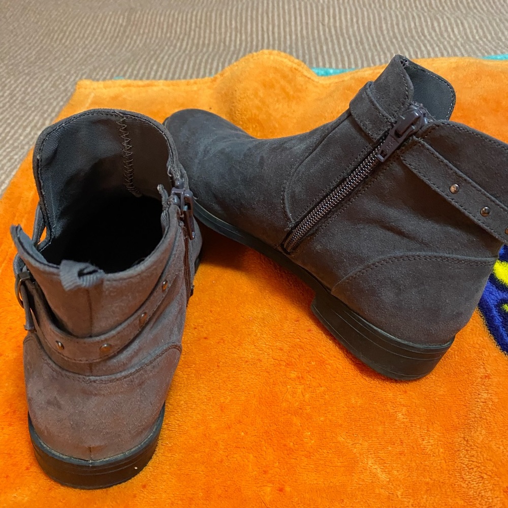 Old Navy booties, size 5, grey